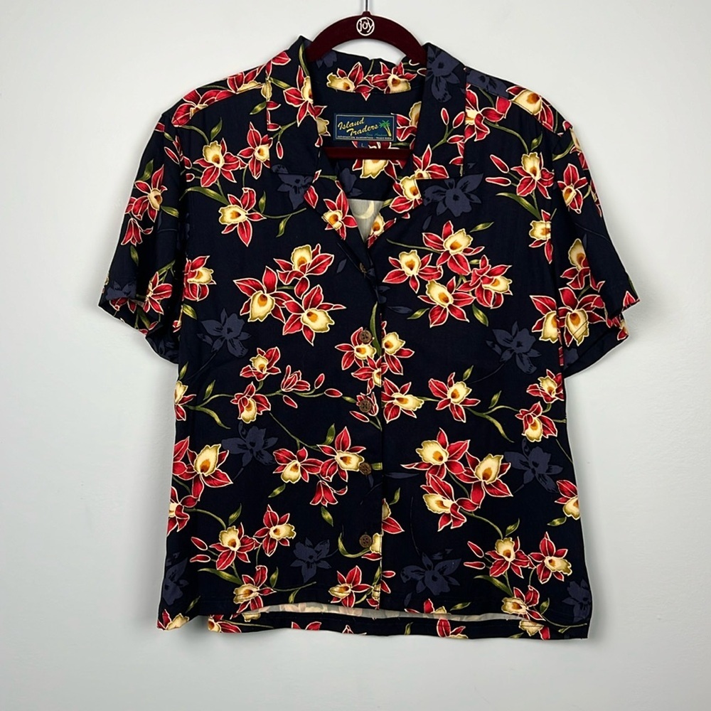 Island Traders large button down tropical Hawaiian women’s wood button top